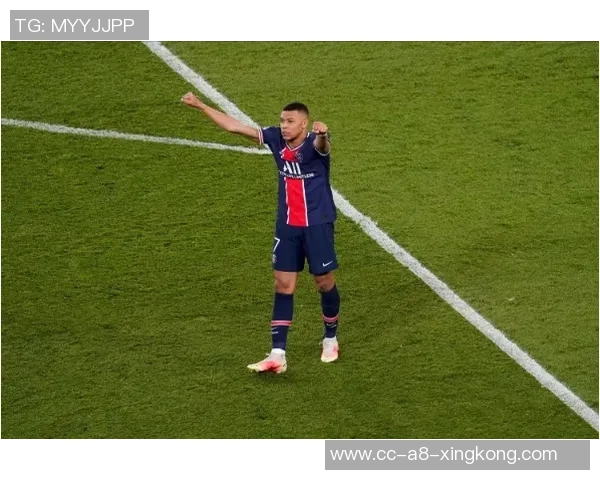 皇马球迷高举横幅抗议主席弗洛伦蒂诺接连失利引发的不满情绪